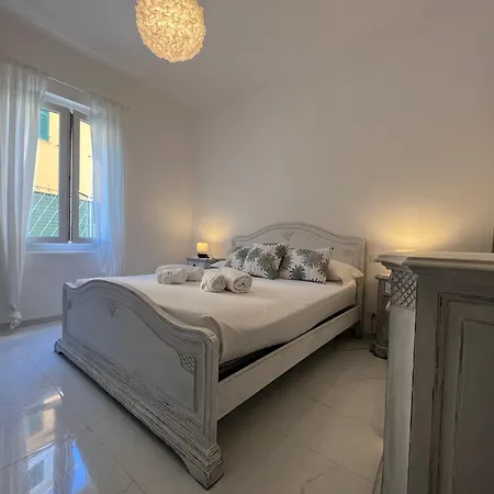 Mameli 6, * Santa Margherita Ligure